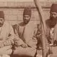 عکس| سفر زمان؛ درباریان ناصرالدین شاه با «کیسه‌های پول» در حیاط قصر