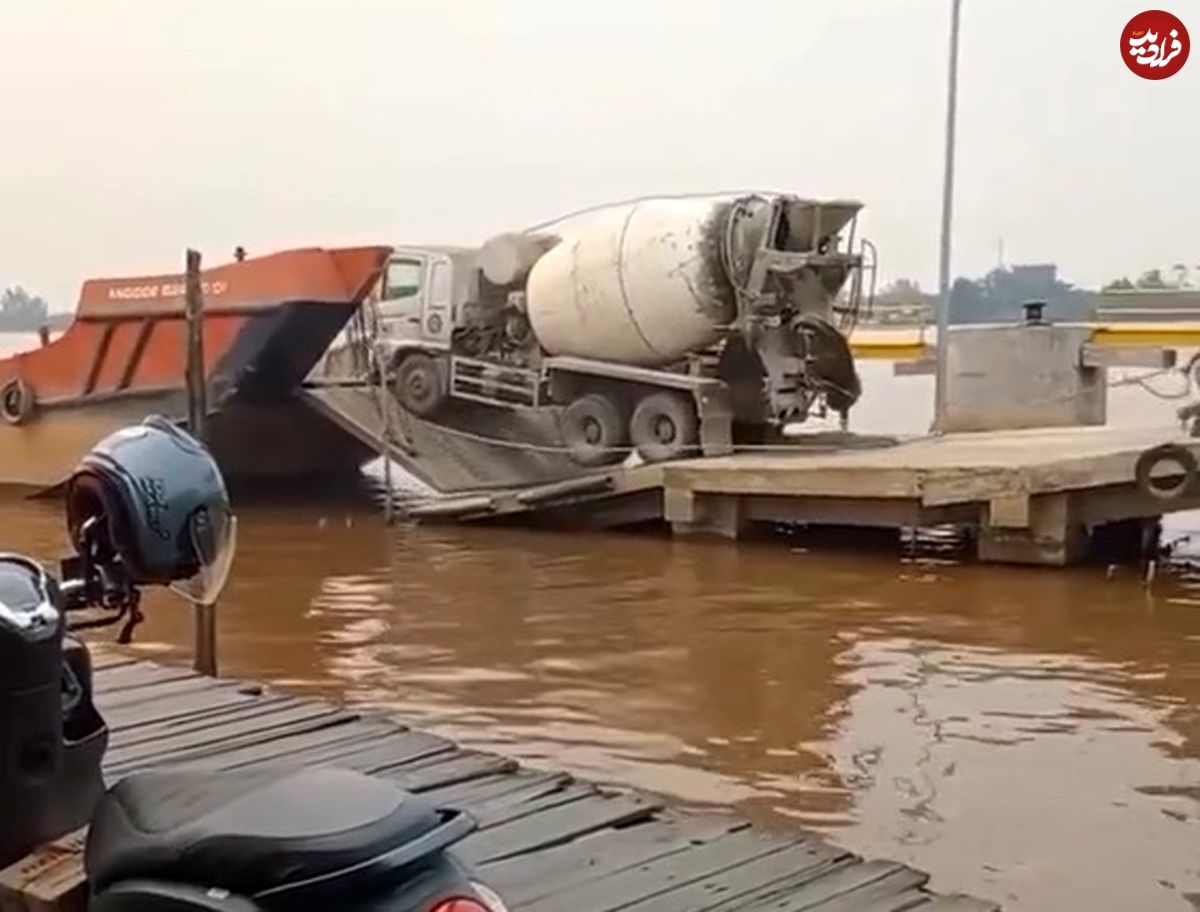 (ویدیو) غرق شدن میکسر بتن هنگام انتقال روی قایق 