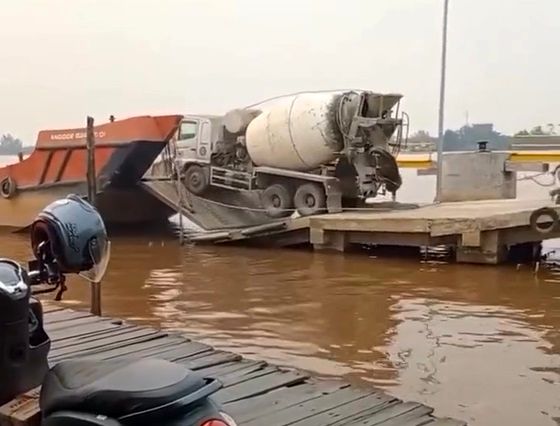 (ویدیو) غرق شدن میکسر بتن هنگام انتقال روی قایق 