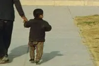 عکس| سفر زمان؛ اعضای یک خانواده در حال ورود به «حافظیه شیراز»؛ سال 46