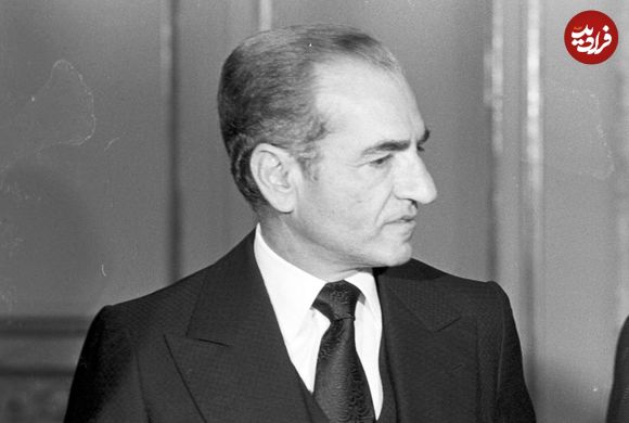 عکس| سفر در زمان؛ «محمدرضا پهلوی و همسر سوم اش» در حال قدم زدن در امریکا؛ سال 55