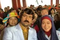 عکس| سفر زمان؛ «ارسطو» (پایتخت) و همسرش «مونا» در کنار «الناز حبیبی» در نمایشگاه نقاشی