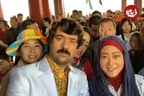 عکس| سفر زمان؛ «ارسطو» (پایتخت) و همسرش «مونا» در کنار «الناز حبیبی» در نمایشگاه نقاشی