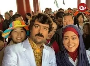 عکس| سفر زمان؛ «ارسطو» (پایتخت) و همسرش «مونا» در کنار «الناز حبیبی» در نمایشگاه نقاشی