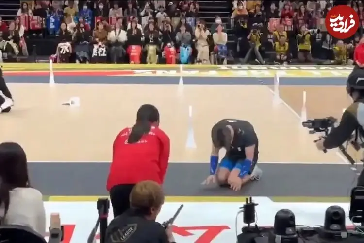 ببینید| عذرخواهی جالب ستاره والیبال ژاپن پس از برخورد توپ به مربی حریف