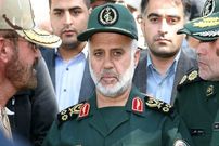 عکس؛ سفر به تاریخ؛ «سردار رشید» در کنار نفربر منهدم شدۀ دشمن در جبهه؛ دهۀ 1360