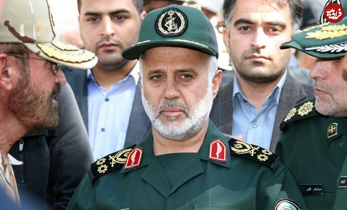 عکس؛ سفر به تاریخ؛ «سردار رشید» در کنار نفربر منهدم شدۀ دشمن در جبهه؛ دهۀ 1360