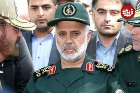 عکس؛ سفر به تاریخ؛ «سردار رشید» در کنار نفربر منهدم شدۀ دشمن در جبهه؛ دهۀ 1360