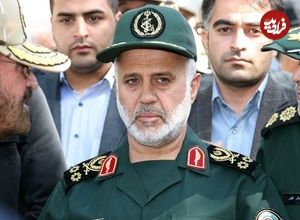 عکس؛ سفر به تاریخ؛ «سردار رشید» در کنار نفربر منهدم شدۀ دشمن در جبهه؛ دهۀ 1360