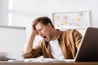 چرا بیش از حد احساس خواب‌آلودگی می‌کنیم؟