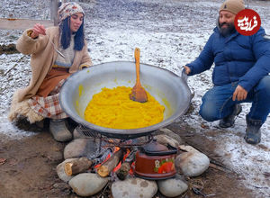 (ویدئو) غذای روستایی در آذربایجان؛ پخت حلوای سنتی در برف