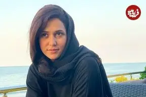 عکس| سفر در زمان؛ «پریناز ایزدیار» به همراه خواهرش در یک کافه؛ سال 96