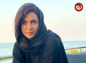 عکس| سفر در زمان؛ «پریناز ایزدیار» به همراه خواهرش در یک کافه؛ سال 96