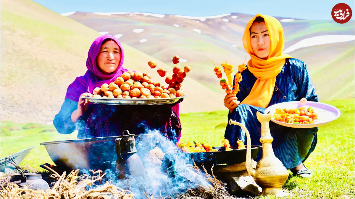 (ویدئو) نمایی نزدیک از پخت یک غذا با مرغ و قارچ توسط مادر و دختر عشایر افغان