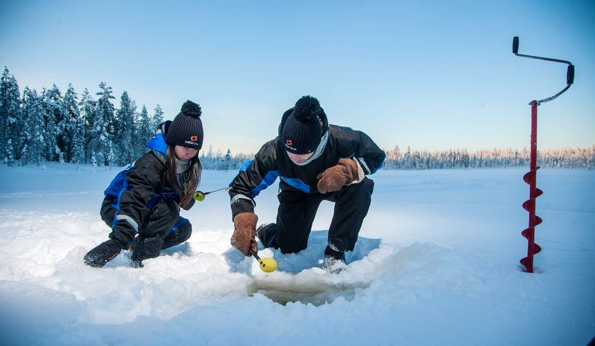 (ویدئو) لحظه تماشایی صید یک ماهی بزرگ از زیر دریاچه یخ زده!