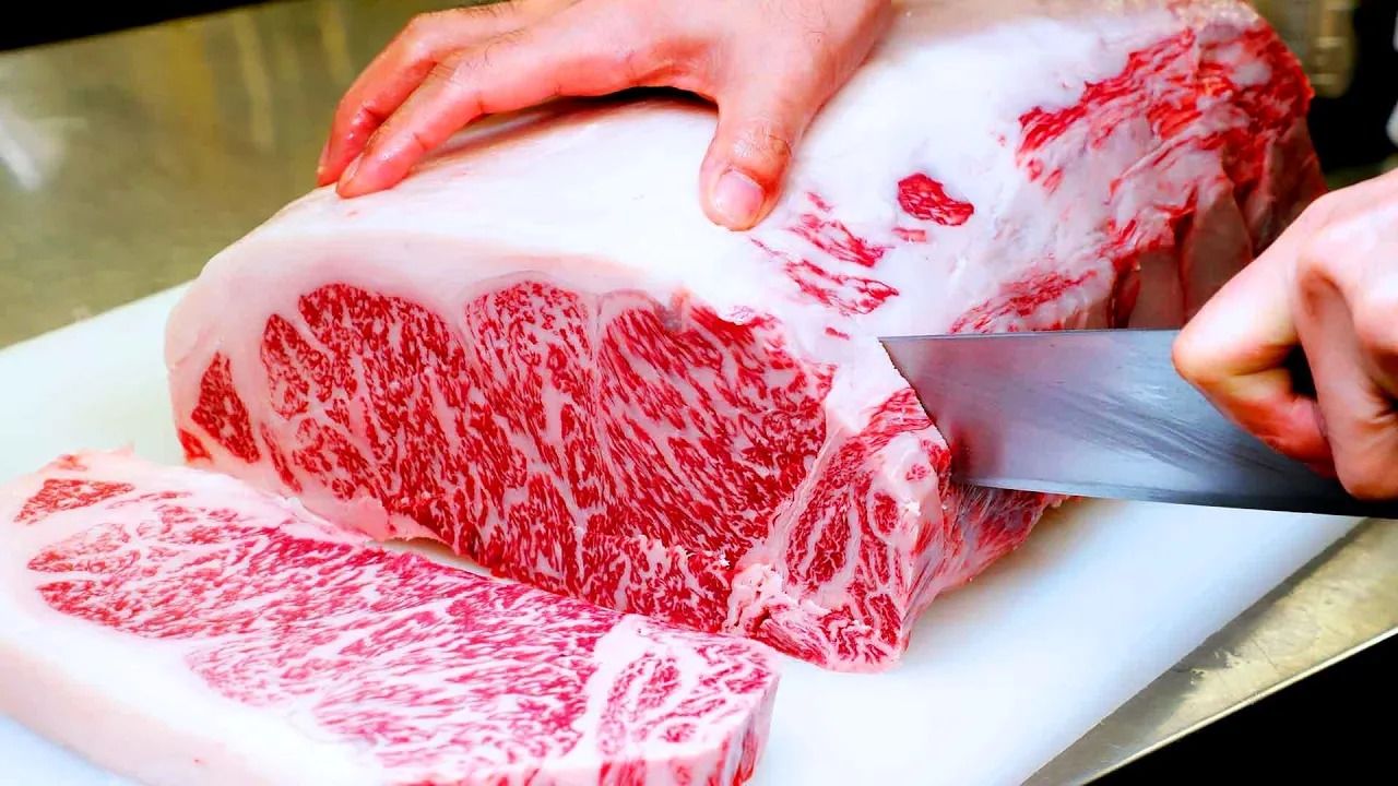 (ویدئو) ببینید ژاپنی ها چگونه گران ترین گوشت گاو جهان را تولید می کنند!
