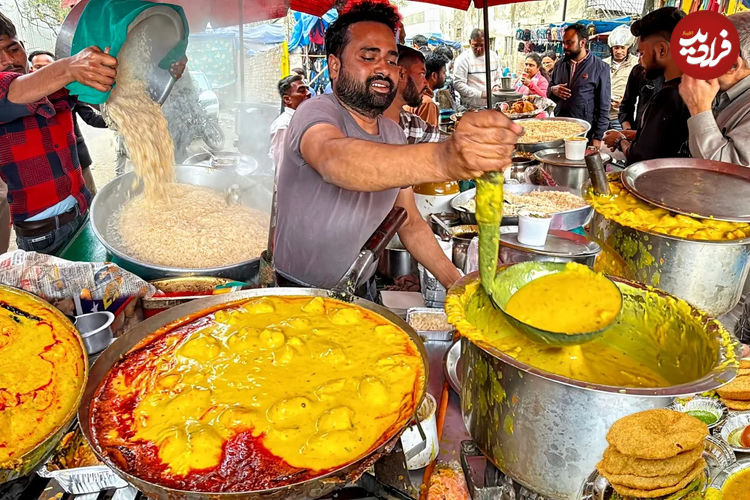 (ویدئو) غذای خیابانی در هند؛ پلو خورشت ماست و نان سرخ شده با عدسی در دهلی