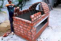ببینید؛ نحوه ساخت یک آکواریوم منحصر به فرد با آجر و سیمان در حیاط خانه 