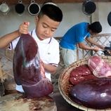 (ویدئو) نحوه پخت کتلت، واوایشکا و کباب روستایی با دل، جگر و قلوه گاو در تایلند