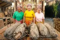 ببینید| غذای روستایی در سنگاپور؛ پخت ماهی در گِل روی آتش 