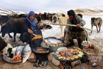 (ویدئو) نحوه پخت یک غذای محلی با ماهی توسط بانوی عشایر افغان