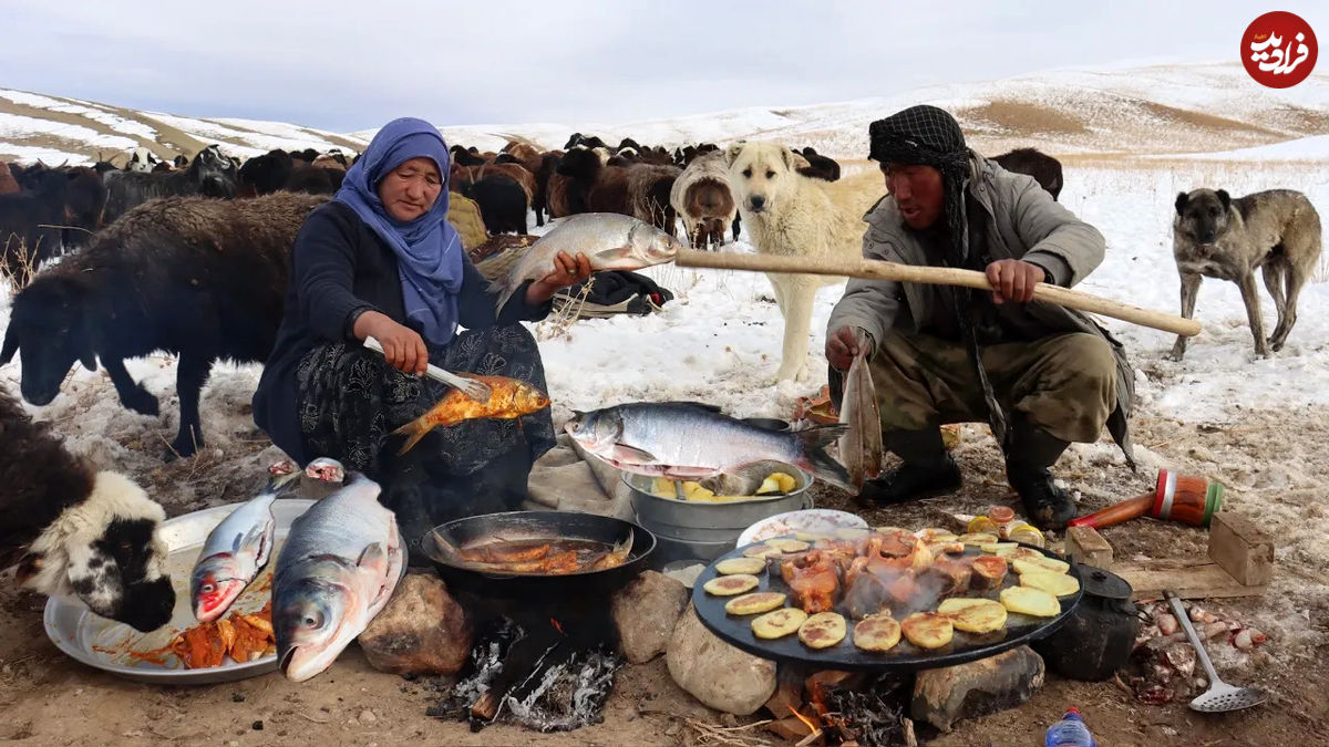 (ویدئو) نحوه پخت یک غذای محلی با ماهی توسط بانوی عشایر افغان