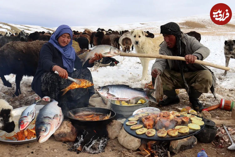 (ویدئو) نحوه پخت یک غذای محلی با ماهی توسط بانوی عشایر افغان