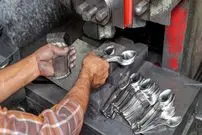ببینید؛ مراحل تولید قاشق استیل ضدزنگ در کارگاهی در پاکستان