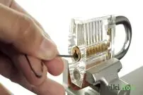 (ویدئو) روش سرعتی استاد آمریکایی برای بازکردن قفل بدون کلید در یک دقیقه