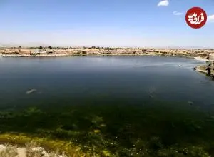 تصاویر| گَواب خوسف؛ دریاچه‌ای زمرّدین در حصار تاریخ و سکوت کویر ایران