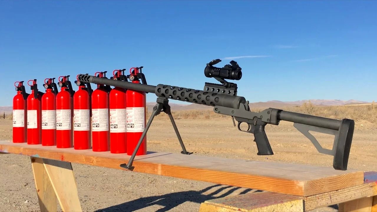 (ویدئو) اگر با گلوله به 10 کپسول آتش نشانی شلیک کنید، چه اتفاقی می افتد؟