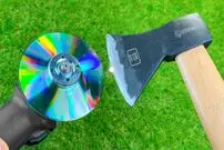 (ویدئو) یک روش ساده برای تیز کردن تیشه و تبر کُند مثل یک تیغ