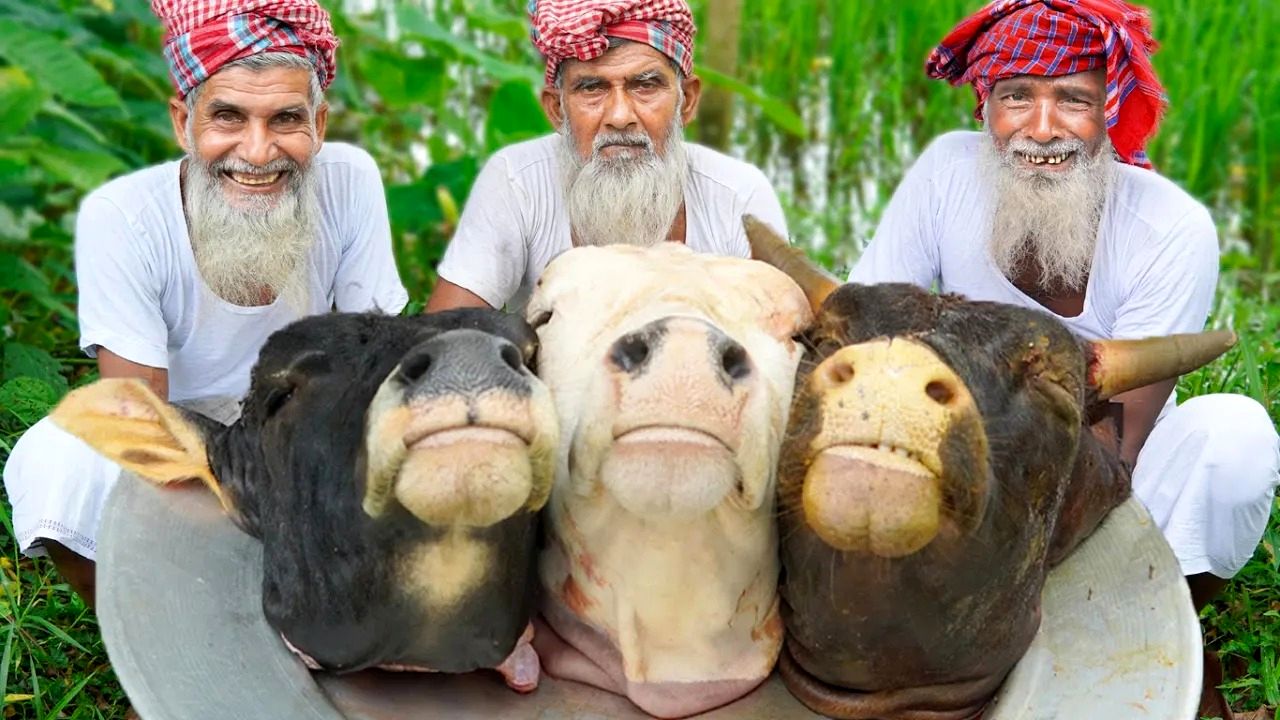 (ویدئو) فرآیند طبخ سه کله پاچه بزرگ گاو به سبک سه پدربزرگ روستایی 70 ساله هندی