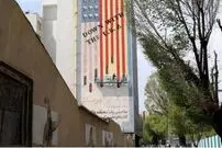 نقاشی دیواری معروف خیابان نجات‌اللهی در حال مرمت؛ آیا شعار «مرگ بر آمریکا» حذف شده؟
