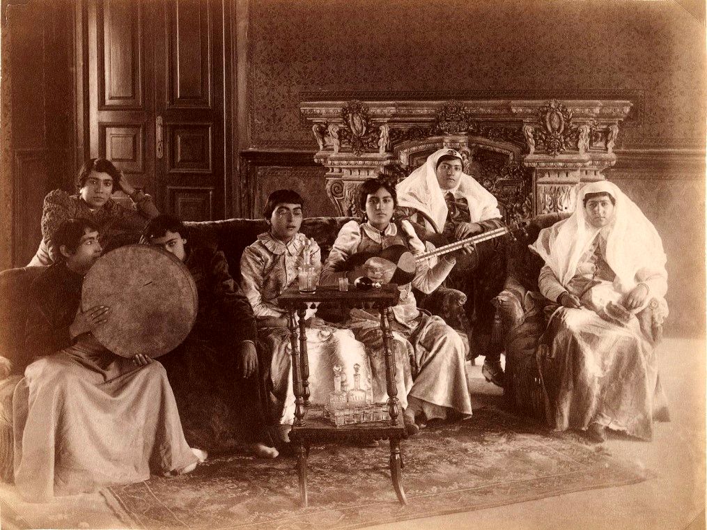 از مطرب تا کفترباز؛ عکس‌هایی از زندگی روزمره در دوران قاجار