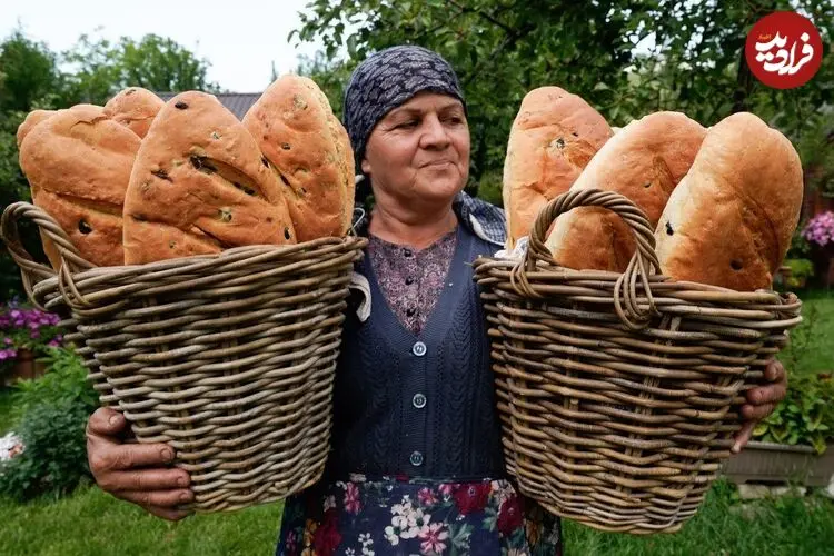 ببینید| غذای روستایی در آذربایجان؛ پخت نان سنتی با گوجه فرنگی خشک شده
