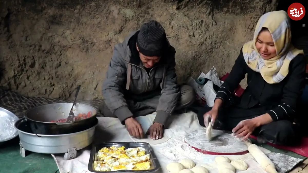 (ویدئو) پخت بولانی سبزیجات و تخم مرغ به روش جالب یک زوج غارنشین افغان