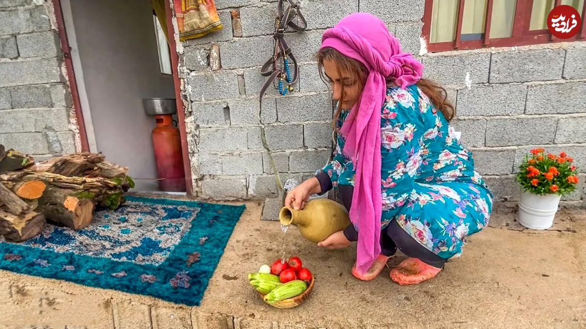 (ویدئو) پخت پلو کدو گوجه به شیوه متفاوت و دیدنی بانوی روستایی مازندرانی