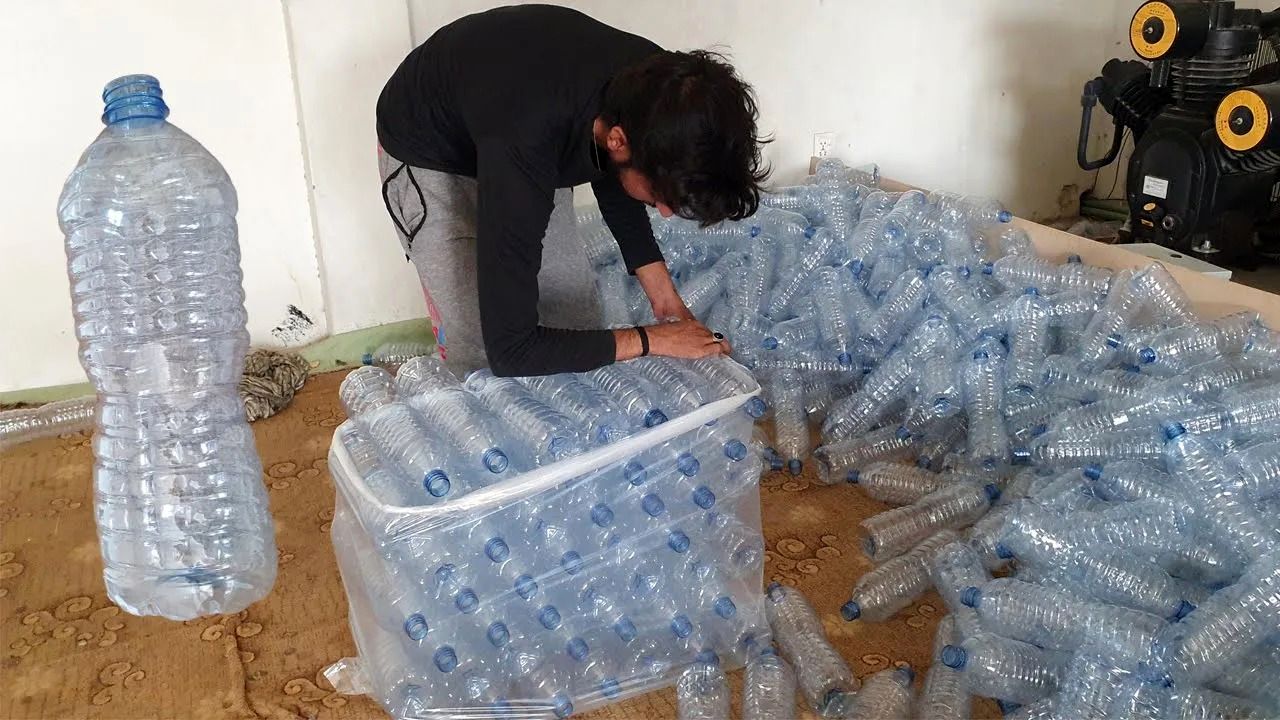 (ویدئو) فرآیند حیرت انگیز تولید بطری های پلاستیکی آب معدنی در یک کارگاه کوچک