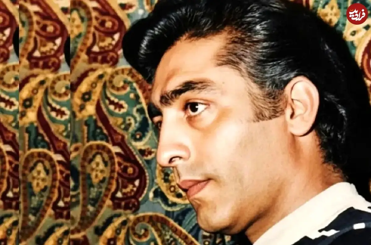 عکس| سفر در زمان؛ ژست جالب «فردین» در جوانی و در خانه اش؛ دهه 40