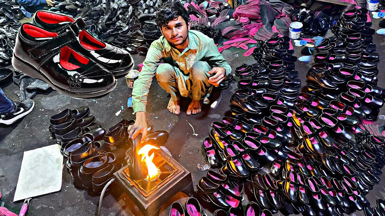 (ویدئو) نمایی دیدنی از فرآیند تولید کفش چرمی دخترانه در پاکستان