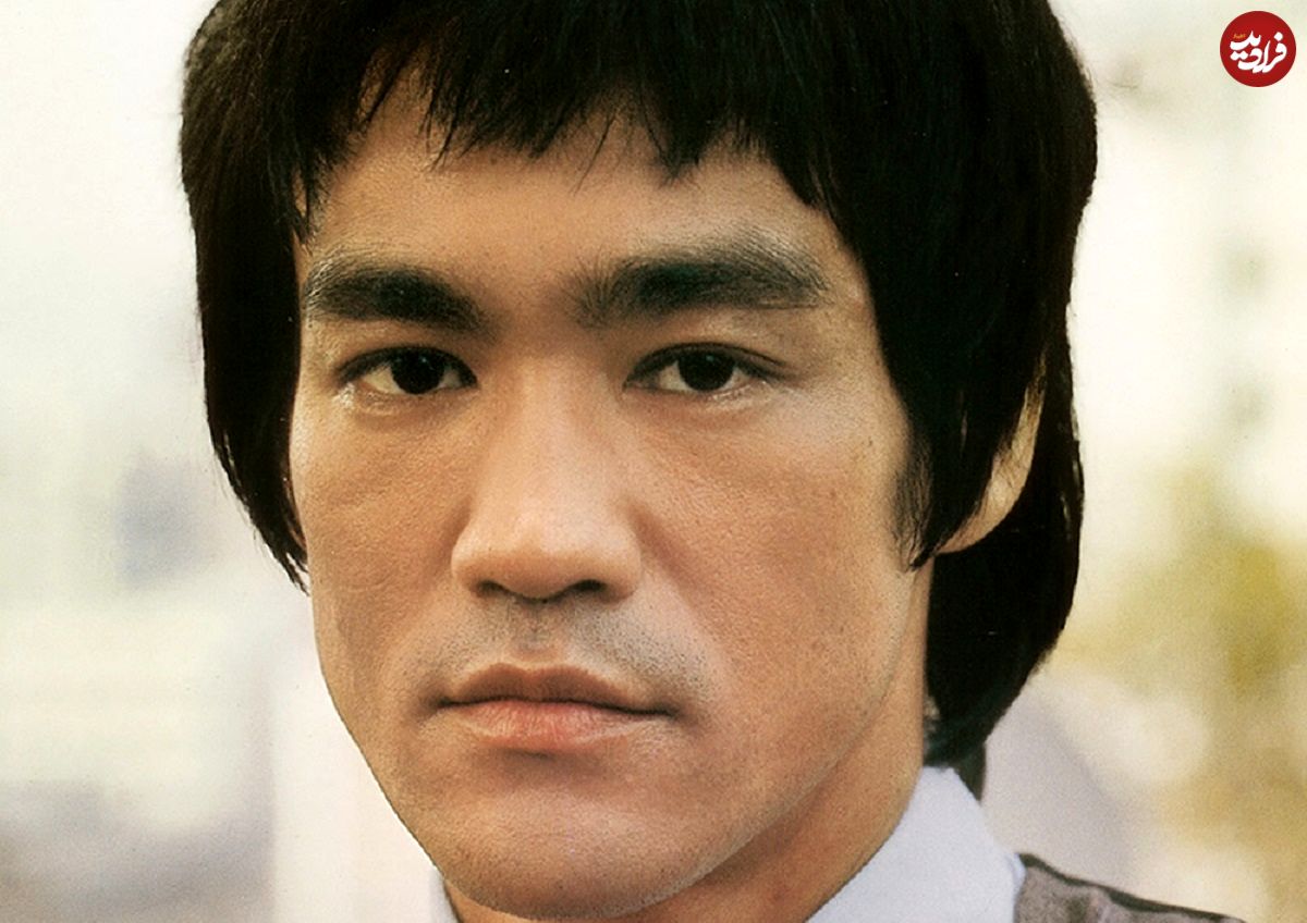 عکس| سفر در زمان؛ «بروسلی» در کنار ریموند چاو در استودیوی گلدن هاروست؛ سال 1351