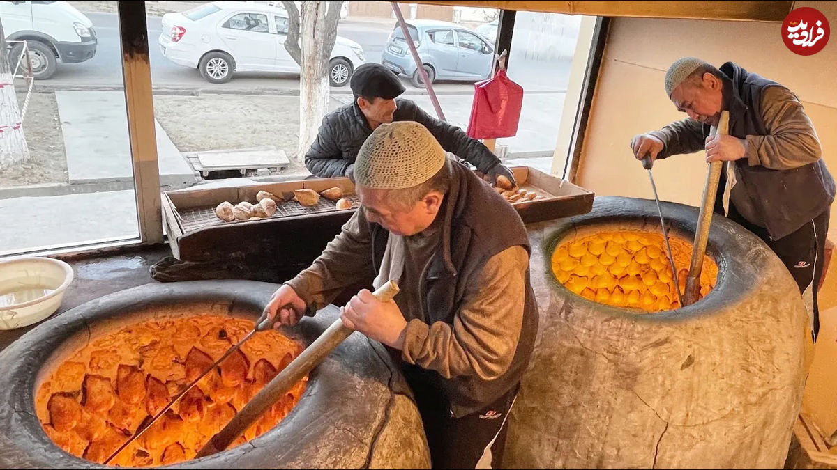 (ویدئو) غذای خیابانی در ازبکستان؛ پخت گوشت در دل نان