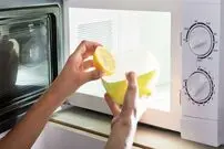  تمیز کردن مایکروویو با لیمو 