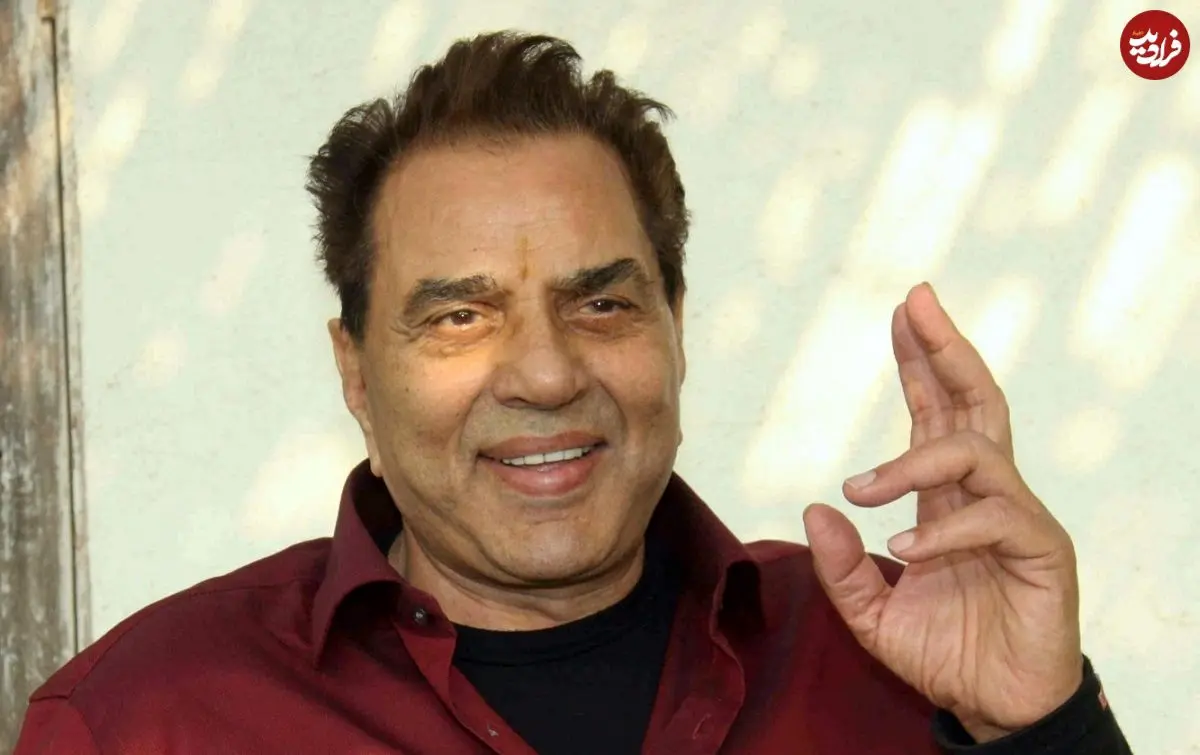 عکس| سفر در زمان؛ «درمندرا 76 ساله» در کنار شاهرخ خان 46 ساله در یک مراسم؛ سال 1389