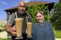 ببینید| غذای روستایی در روسیه؛ تهیه کافه گلاسه و سالاد بادمجان در روستا