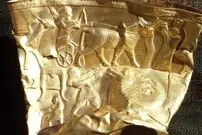 ببینید| یکی از زیباترین جام‌های طلای جهان را چگونه نتوانستند از ایران بدزدند؟ کاری که دو قهرمان کردند، با ۲۸۰۰ سال فاصله