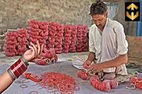 ببینید| مراحل ساخت النگوهای شیشه ای رنگارنگ از طریق بازیافت ضایعات در پاکستان