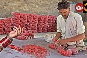 ببینید| مراحل ساخت النگوهای شیشه ای رنگارنگ از طریق بازیافت ضایعات در پاکستان