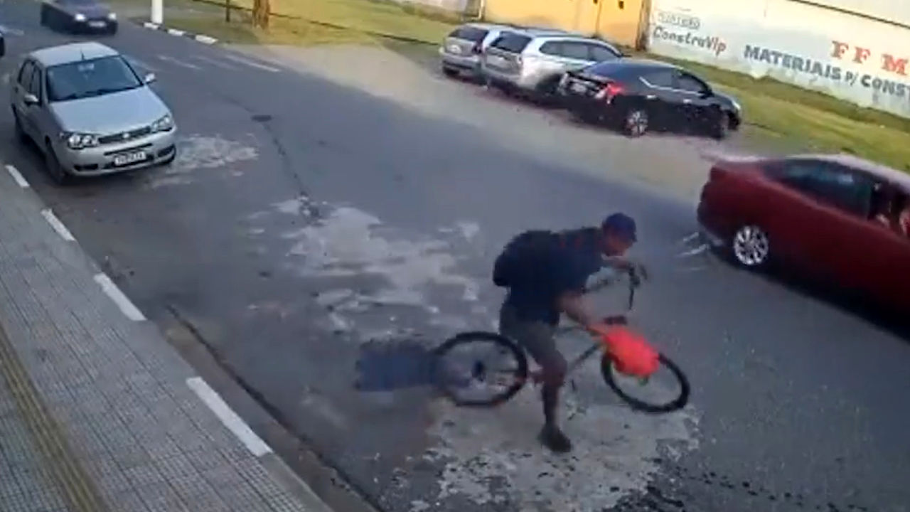 (ویدیو) عجیب‌ترین سرقت تاریخ؛ کشیدن دوچرخه از زیر پای مرد جوان وسط خیابان!